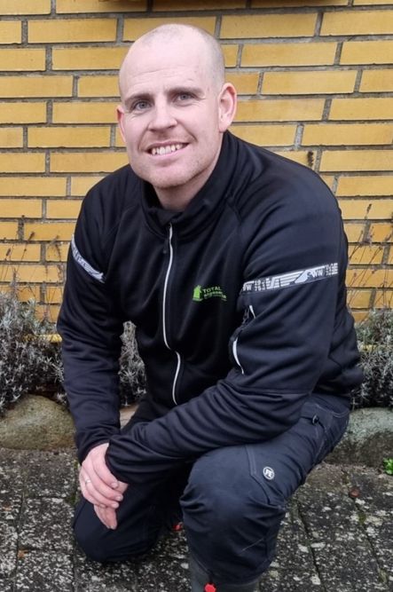 Kasper fra Totalalgeservice klar til at udføre opgaver for dig som erhvervskunde